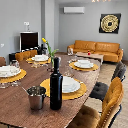 Spacious Sunny Flat With 2 Bedrooms In The Heart Of *