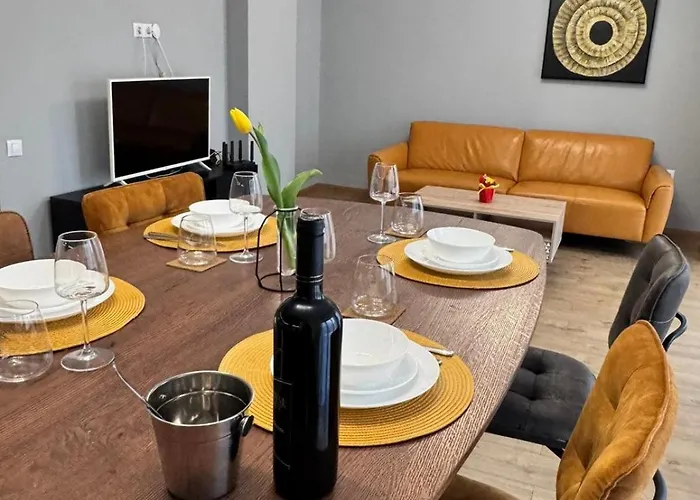 Spacious Sunny Flat With 2 Bedrooms In The Heart Of *